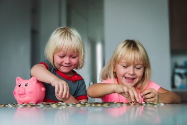PARE DECU KVARE Morate ih naučiti da štede i pametno troše džeparac, jedno pravilo menja sve