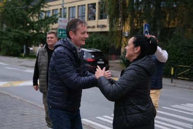 MINISTAR GLIŠIĆ SA GRAĐANIMA U MIRNOJ ŠETNJI PROTIV BLOKADA Sada je dobro, ne krije sreću što je tu (FOTO)