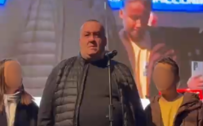 ''DOK STE VI ŽIVI, ŽIV JE I ON'' Uplakani sin Halida Bešlića sa njegovim unucima se poklonio pred čitavim Sarajevom (VIDEO)