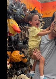 JEZIVO! POGLEDAJTE KAKO RODITELJI MUČE DECU! Deca vrište, drhte od straha i guše se, a sve zbog klikova