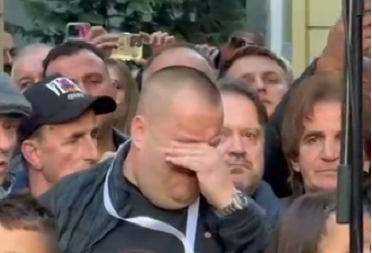 HALIDOV SIN PRVI STIGAO NA KOMEMORACIJU Dino slomljen od bola, zastave na pola koplja, potresan prizor iz Sarajeva