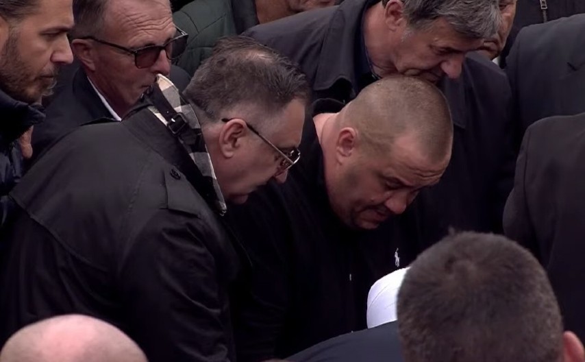 SAHRANJEN HALID BEŠLIĆ Grobljem odzvanjaju bolni jauci, sin neutešan (FOTO)