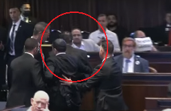 INCIDENT TOKOM TRAMPOVOG GOVORA U KNESETU! Poslanici hitno izbačeni, nastao haos! (FOTO/VIDEO)