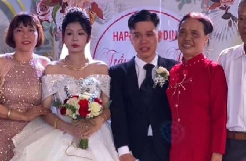 NEVIĐENA SCENA SA VENČANJA Tokom poziranja za fotografije mladoženja se potpuno slomio, majka ga tešila - srce da prepukne! (VIDEO)