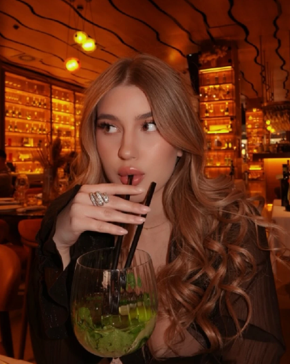 SKINULA SE ĆERKA GOCE TRŽAN Lena se ovakva pojavila u izlasku, dekolte puca u uskoj bluzi (FOTO)