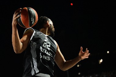 POLUDEO Partizanov Parker krenuo na Tavaresa, ovo je svima promaklo (VIDEO)