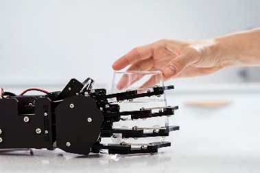 STIŽE POMOĆ ŽENAMA Ovaj robot sve radi, pere sudove, stavlja veš u mašinu, čisti, zaliva cveće VIDEO