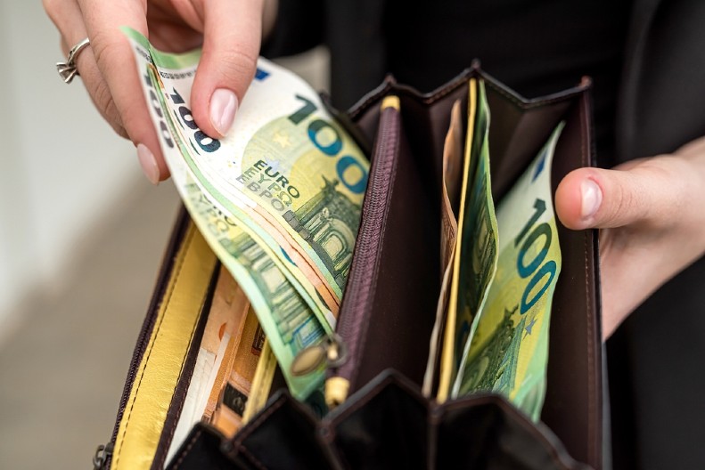 SADA JEDVA PREŽIVLJAVAJU, ALI NOVAC STIŽE 5 horoskopskih znakova će plivati u parama do 2027. godine!