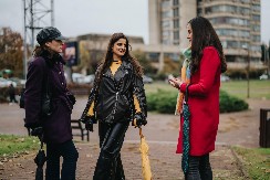 ŠAL NA VRHU JESENJE MODE To je detalj koji će dati vedrinu vašoj odeći, Srpkinje ga kombinuju ovako