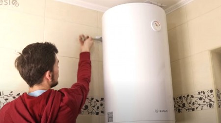 Da li gasiti bojler pre kupanja? Pitanje posvađalo komšije – konačno se javio električar i sve objasnio