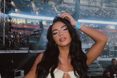 RAŠIRILA NOGE NA BESNOJ MAŠINI! Teodora Džehverović u hot pozi, fanovi ne veruju šta vide! (FOTO)