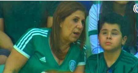 SNIMILI SU JE NA UTAKMICI KAKO NEŠTO ŠAPUĆE SVOM SINU Onda je ceo stadion zanemeo od tuge i svi su počeli da plaču