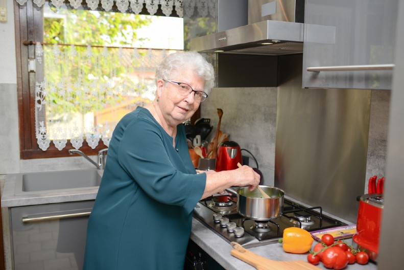 ZA SINA I SNAJU SAM SPREMILA RUČAK I DVE VRSTE KOLAČA Pare sam pozajmila, crkla od posla, a snaja me ponizila!
