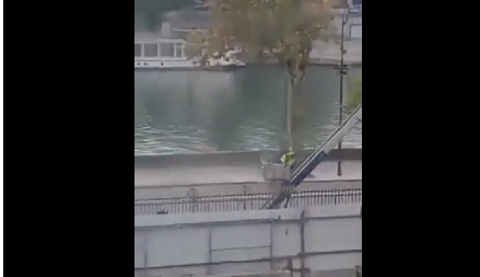 ISPLIVAO ŠOK SNIMAK PLJAČKE LUVRA: Lopovi beže sa nakitom od 88 miliona evra! (VIDEO)