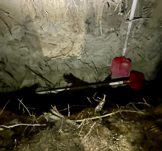 PRVA SLIKA S MESTA PRIPREME ZVERSKE LIKVIDACIJE! Ovako izgleda raka za žrtvu, pored nje sona kiselina i kreč (FOTO)