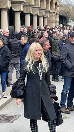 VESNA DE VINČA SLAVI ROĐENDAN Zbog svećica na torti svi u čudu, brojka nema veze sa njenom krštenicom