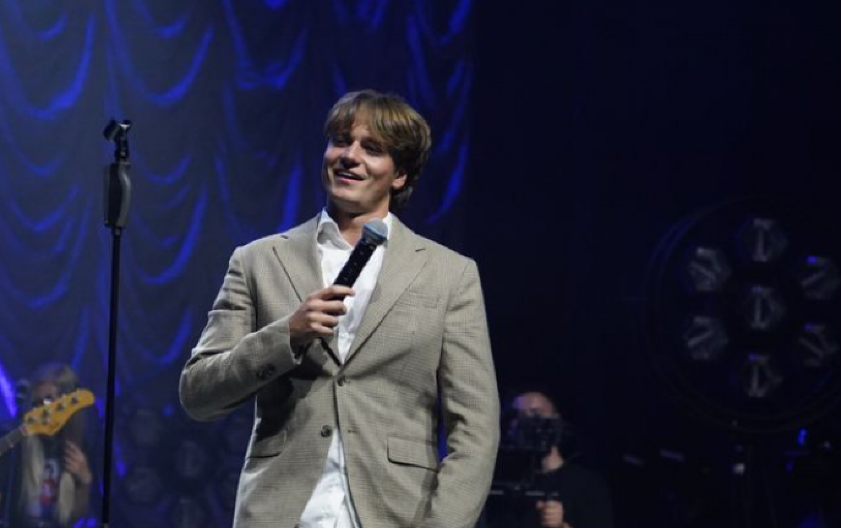 KONCERT RASPRODAO ZA SAT VREMENA Nema nijednu svoju pesmu, a u prvom redu mu sedele Aleksandra Prijović i Milica Pavlović!