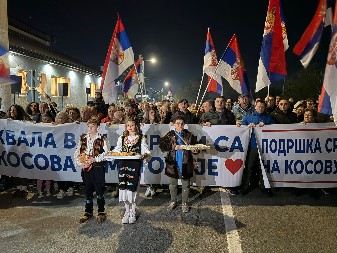 HVALA VAM HEROJI: 2.000 Kraljevčana dočekalo Srbe s KiM koji pešače ka Novom Sadu (FOTO/VIDEO)
