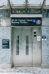 HOROR U MIRIJEVU! Radnik pao kroz otvor za lift, lekari mu se bore za život!