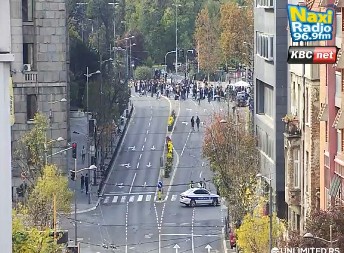 SAOBRAĆAJ ZAUSTAVLJEN U TAKOVSKOJ ULICI Blokaderi ponovo maltretiraju Beograđane