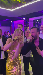 RADA PORED NJEGA NE SKIDA OSMEH SA LICA Pevačica sva u zlatu, dubokim dekolteom mamila poglede, pa napravila lom na veselju (VIDEO)