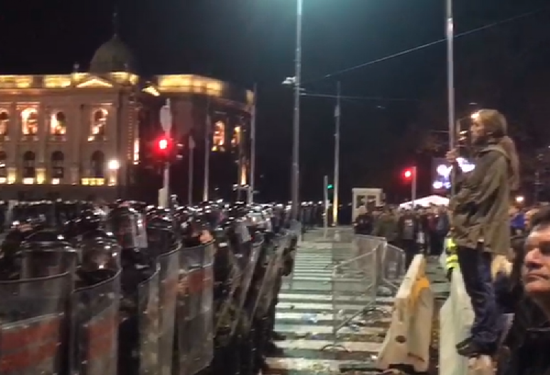 OVAJ SNIMAK SVE DOKAZUJE Nasilnici baklju ubacili u Pionirski park, pa okrivili ljude iz Ćacilenda da su ih napali (VIDEO)