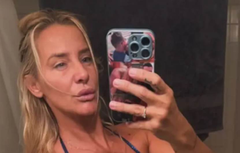 KUPAĆI JEDVA PREKRIO INTIMNE DELOVE! Milica Dabović pokazala telo i tetovaže u kupatilu bez imalo blama (FOTO)