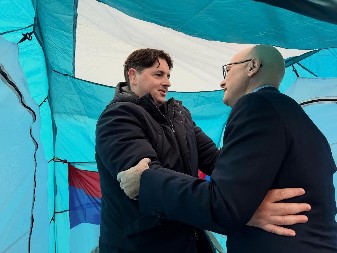 "TO NIJE POLITIČKI ČIN, VEĆ JE LJUDSKI VAPAJ ZA PRAVDOM" Vučević obišao Mrdića i zamolio ga da prekine štrajk glađu (FOTO)