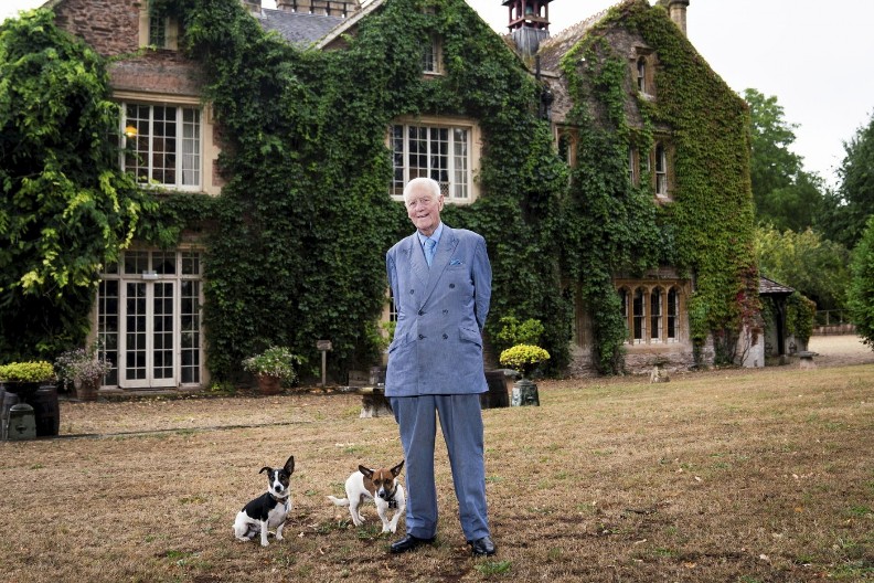 BOGATAŠ (79) TRAŽI MLADU ŽENU DA MU RODI SINA Zbog spiska zahteva mu se svi smeju, a sada ga stigla i karma!