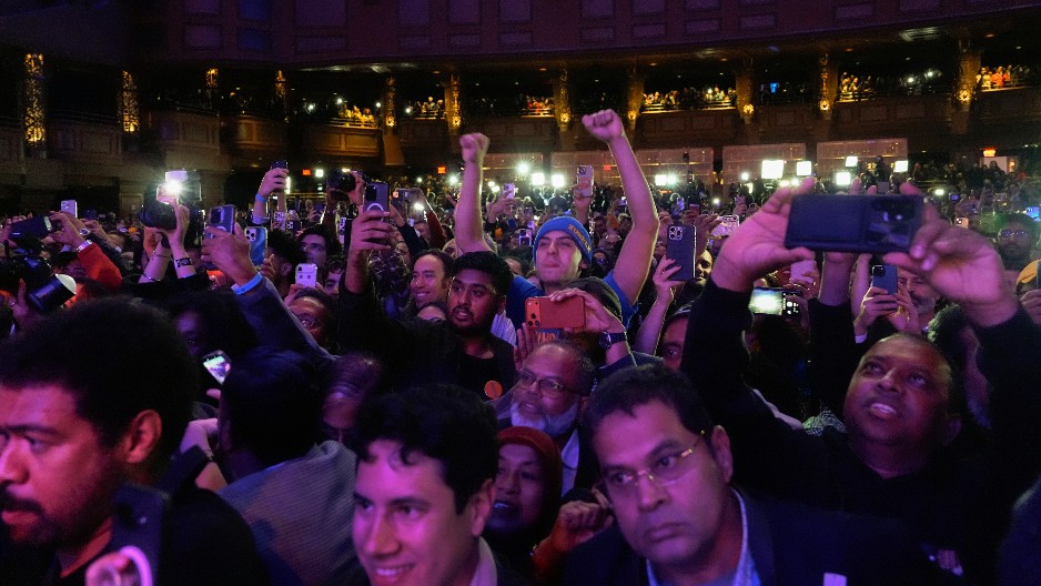 "SADA JE OVO NAŠE VREME" Muslimani plaču i slave na ulicama Njujorka, slave pobedu Mamdanija