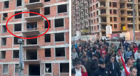 SVI GLEDAJU ŠTA RADE OVA DVA RADNIKA DOK PROLAZE SRBI SA KiM Stali na susednu zgradu i... PORUKA JE JASNA