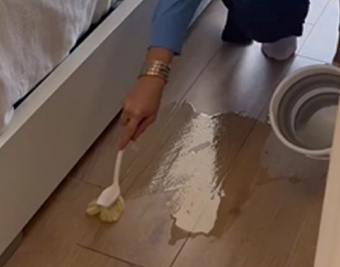 DOMAĆICE POLUDELE ZA OVIM TRIKOM Jedna kašika ovog praha vraća fugama belinu za 15 minuta – POD SJAJI KAO NOV!