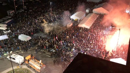 “KOSOVO JE SRBIJA" Pogledajte kako su VELIČANSTVENO dočekani Srbi sa KiM ispred Skupštine (VIDEO)