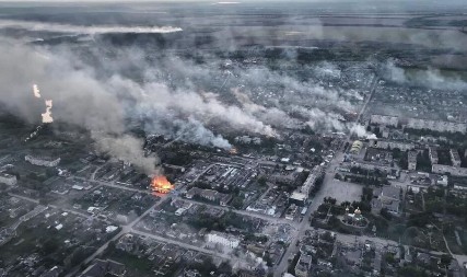 KATASTROFA ZA KIJEV! Ruske snage zatvorile obruč oko Vovčanska – poslednji vojnici očajnički beže kroz vodu!