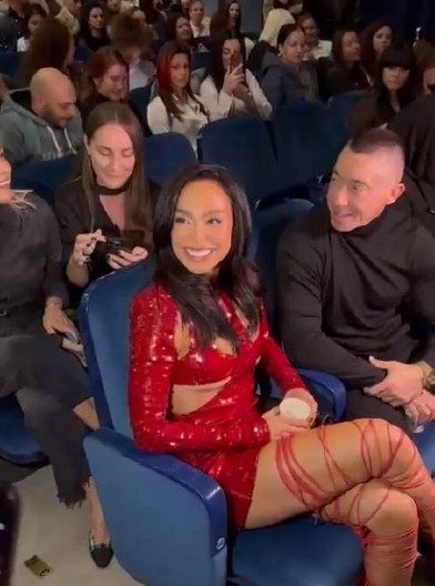 PRVI PUT U JAVNOSTI SA DEČKOM! Edita Aradinović u miniću i sandalama do butina, pao strastveni poljubac pred svima! (VIDEO)