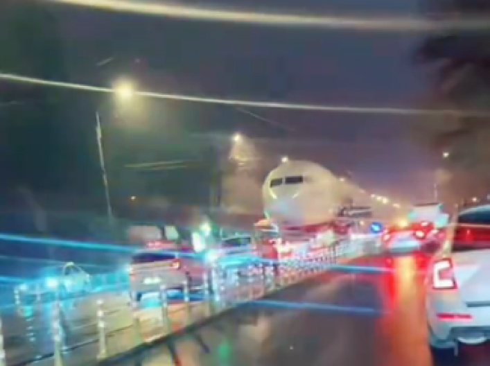 NEVEROVATNA SCENA NA PUTU! Vozači u šoku, morali da stanu da propuste avion (VIDEO)