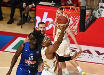 ZVEZDA U DRUGOM POLUVREMENU ZGROMILA BUDUĆNOST Crveno-beli se revanširali Podgoričanima