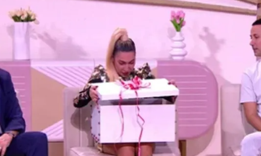 NIJE ZNALA ŠTA JU JE SNAŠLO! Stigao poklon za Jovanu Jeremić tokom emisije ''Magazin in'', usledio muk (FOTO)