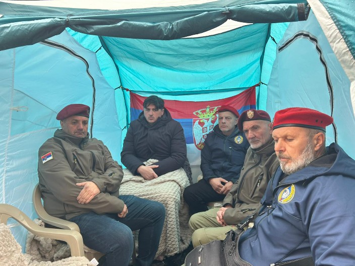 DESETI DAN ŠTRAJKA GLAĐU Mrdić sa veteranima ispred Doma Narodne skupštine: Borimo se za istinu i pravdu