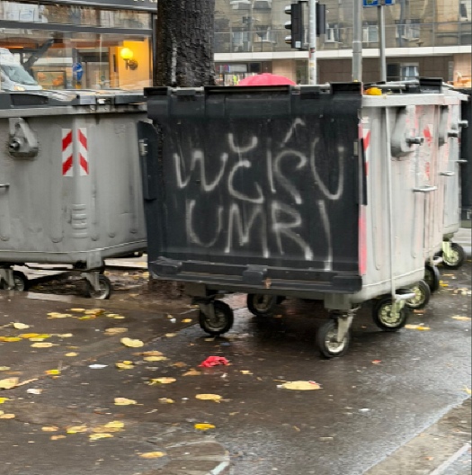 OSVANULI JEZIVI GRAFITI BLOKADERA! Poručuju: "Vučiću umri"