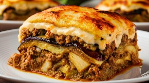 GRČKA MUSAKA SA PLAVIM PATLIDŽANOM Polovina se pojede dok je još u plehu