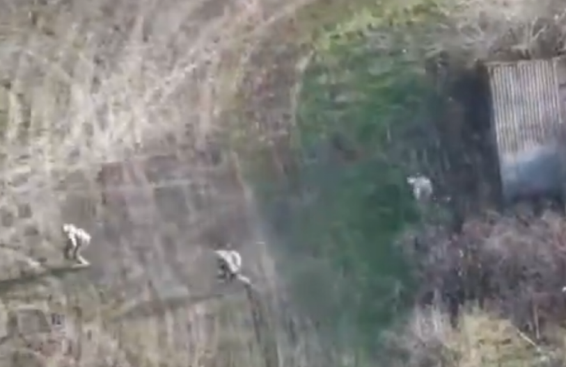 VOJNICI PANIČNO BEŽE NA FRONTU: Šok snimci stižu iz Ukrajine!