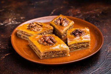 BAKLAVA SA ORASIMA I MEDOM RAZBIJA UKUSOM Ispadne sočna, a nije preslatka