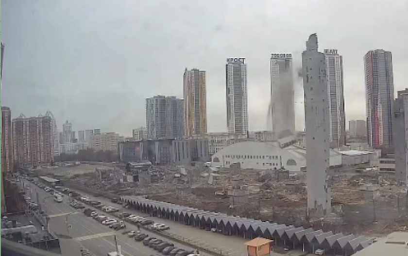 SEKUNDE DO SMRTI U RUSIJI! Srušila se ogromna konstrukcija, povređene tri osobe, uništeno 140 automobila! LJUDI SPASAVALI ŽIVU GLAVU (VIDEO)