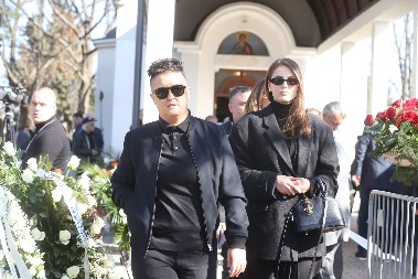 NJU NIKO NIJE OČEKIVAO Nećete verovati koja pevačica se pojavila na sahrani Rajka Šerifovića!