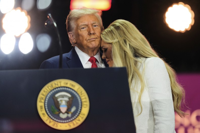 ''ODVRATNO'' TRAMP POLJUBIO KIRKOVU UDOVICU, JAVNOST ZGROŽENA! Snimak postao viralan, mreže gore (VIDEO)