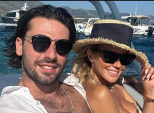 PEVAČICA UHVAĆENA SA 17 GODINA MLAĐIM FRAJEROM Nakon razvoda isplivale vrele fotke sa momkom na jahti! (FOTO)