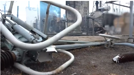 PAKAO U UKRAJINI: Objavljen video razaranja – radnici plaču dok pokazuju posledice ruskih udara! (VIDEO)