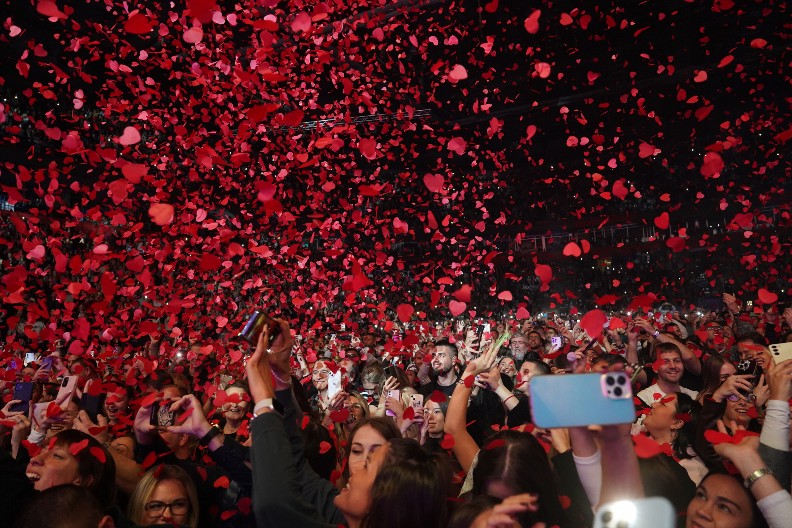 ŽIVEO JE U SIROMAŠTVU, RADIO U FABRICI, A SADA IMA BOGATSTVO PROCENJENO NA 100 MILIONA DOLARA! On je najbogatiji pevač sa naših prostora