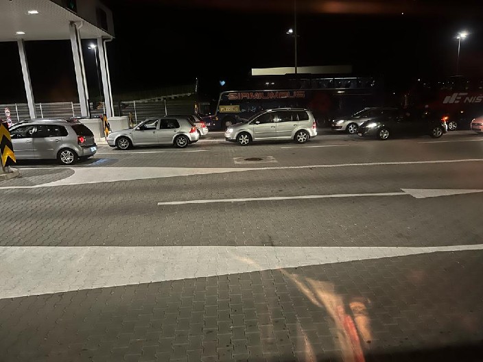 POČELA PRAZNIČNA SEOBA CRNOGORACA SA ZLATIBORA PUT KUĆE Haos na graničnom prelazu Dobrakovo